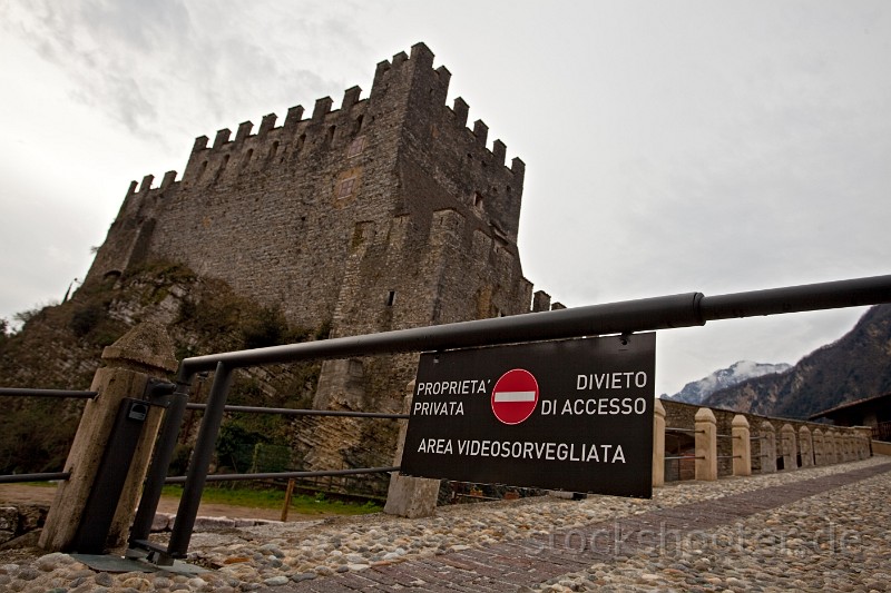 _MG_2949_castle.jpg - Italienisches Zutritt-Verboten-Schild und eine Burg