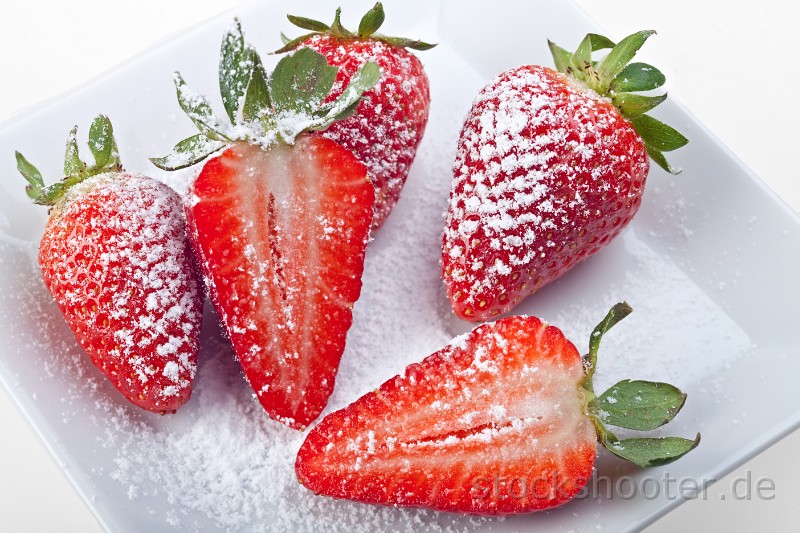 IMG_0114_strawberry.jpg - strawberries with icing sugar on a plate