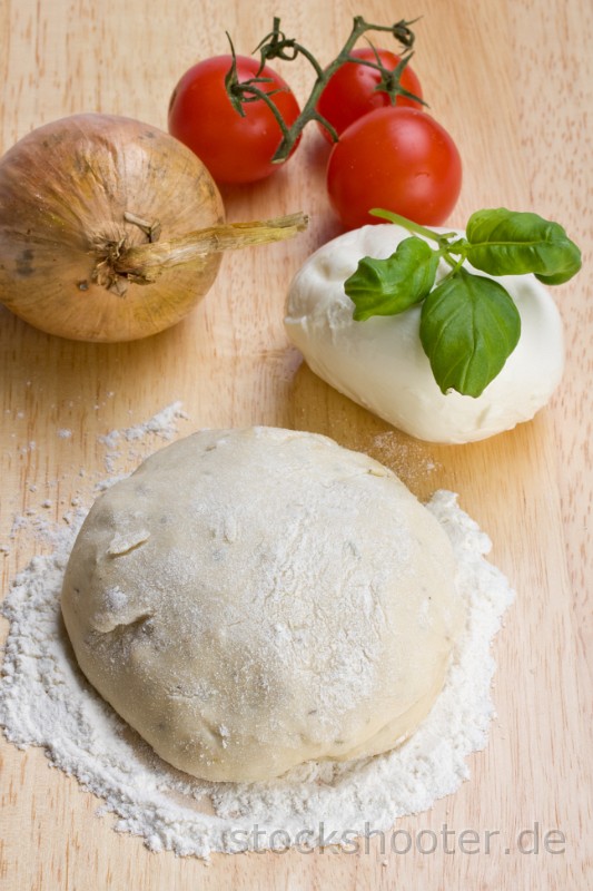 IMG_1120_pizza.jpg - Hefeteig, Käse, Tomaten und Zwiebeln auf einem Holzbrett