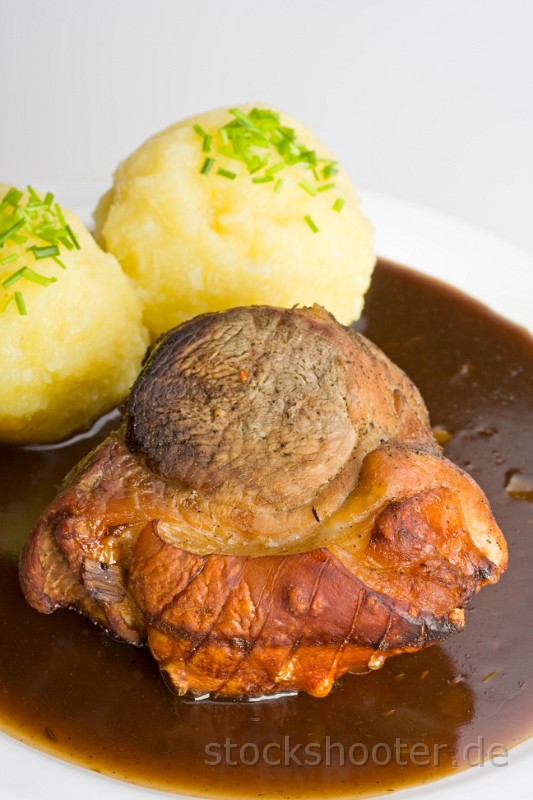 IMG_1352_schweinzi_done.jpg - bayrischer Schweinebraten mit Kartoffelknödel und Biersauce