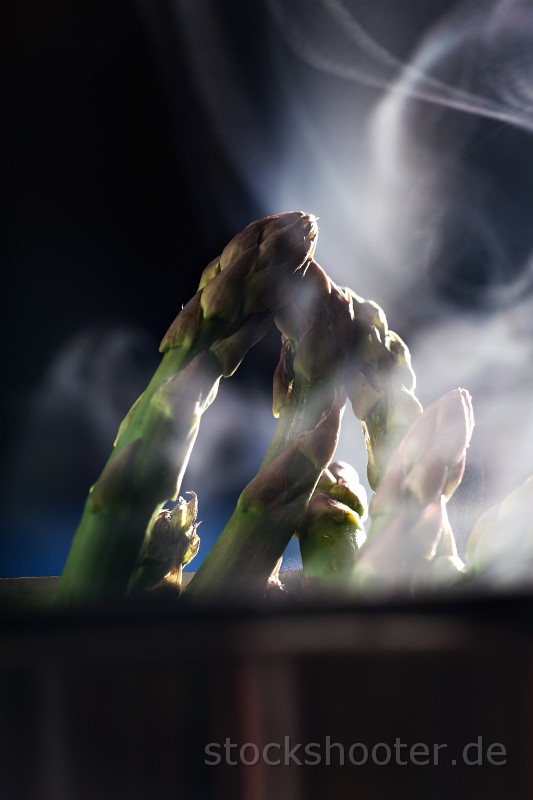 _MG_0576_topf.jpg - raw asparagus in a cooking pot