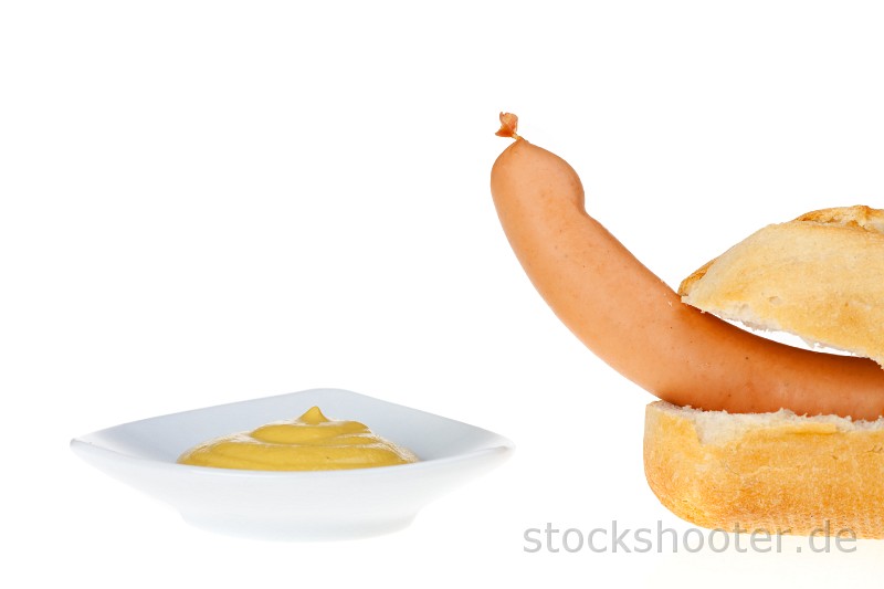 _MG_0626_wiener.jpg - Wiener in einem Brötchen auf Weiß