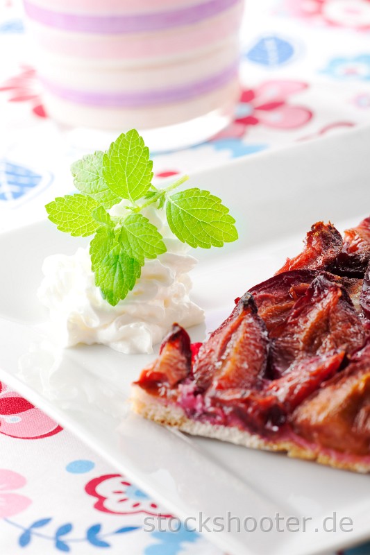 _MG_1519_datschi.jpg - closeup of a bavarian plum cake