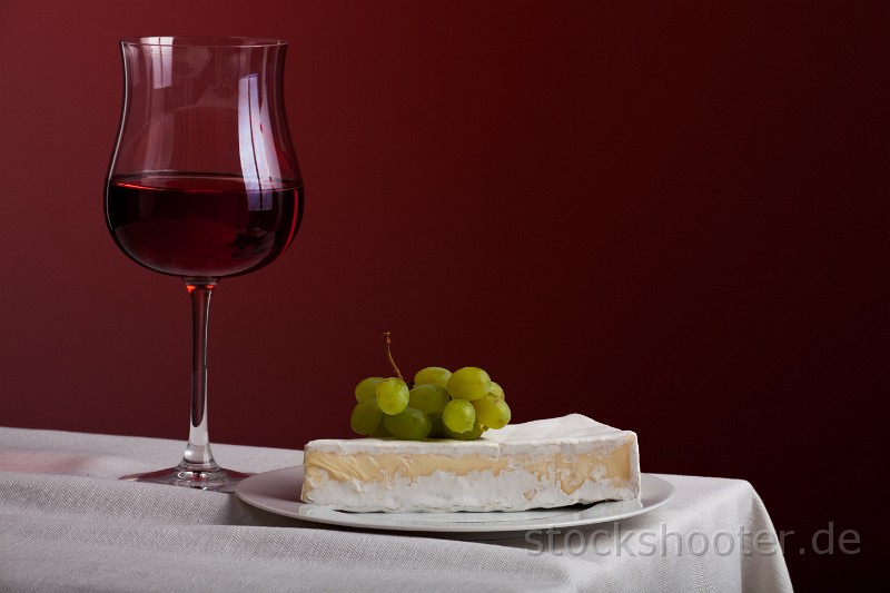 _MG_2177_cheese.jpg - Camembert mit Trauben auf einer Leinentischdecke