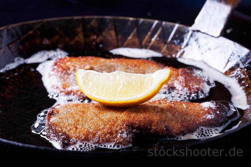 _MG_2608_schnitzel.jpg - wiener schnitzel in an iron pan