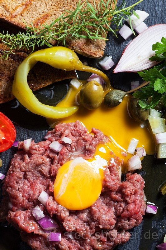 _MG_3328_tt.jpg - steak tartare with decoration