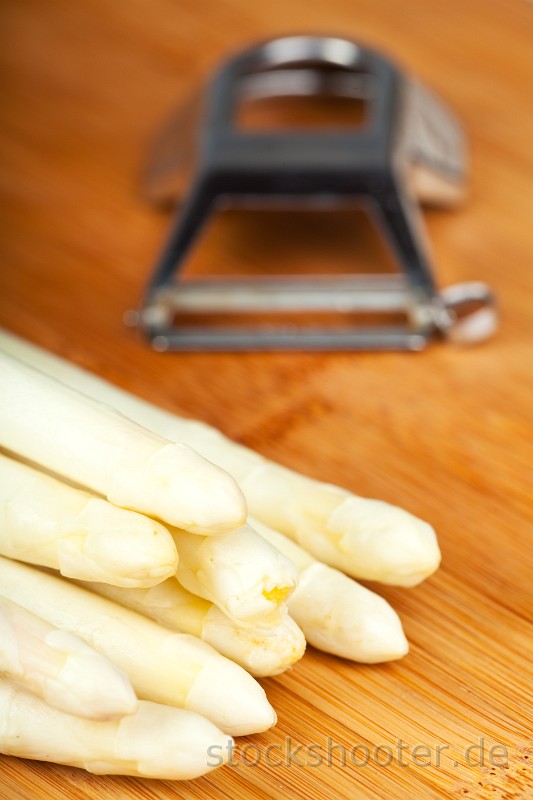 _MG_3406_spargelschaelen.jpg - Roher weißer Spargel auf einem Holzbrett