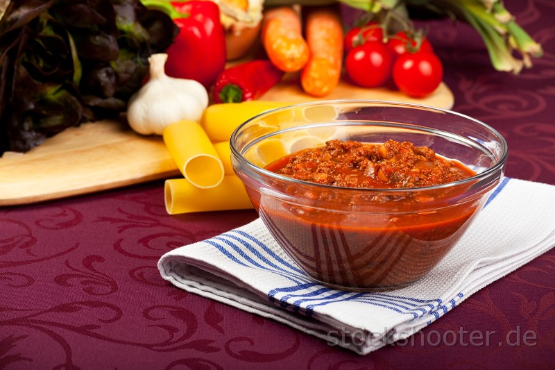 _MG_4258_bolo.jpg - Schüssel mit Sauce Bolognese und rohem Gemüse