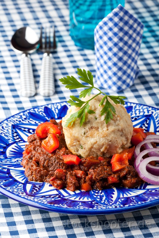 _MG_4562_gulasch_blue.jpg - goulash with dumpling on a blue plate