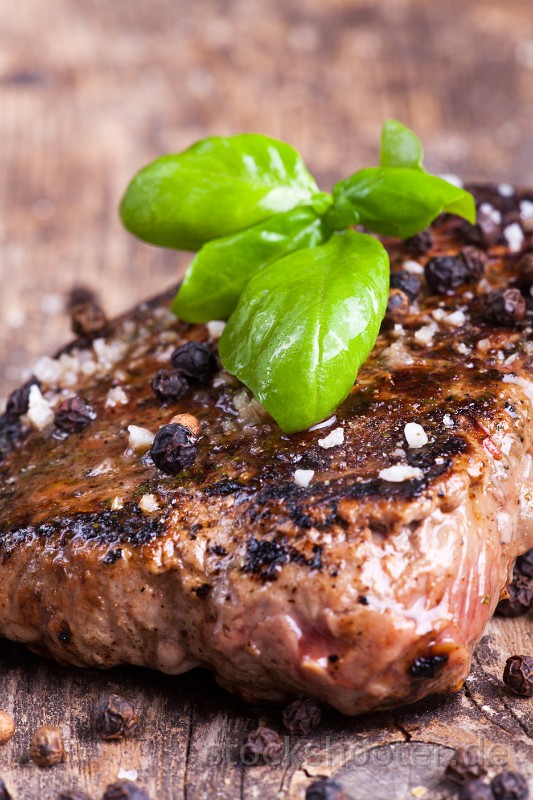 _MG_4943_steak_basil.jpg - Gegrilltes Steak mit Basilikum, Pfeffer und Salz