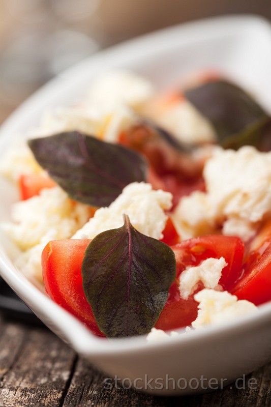 _MG_5246_caprese_close.jpg - insalada caprese with purple basil