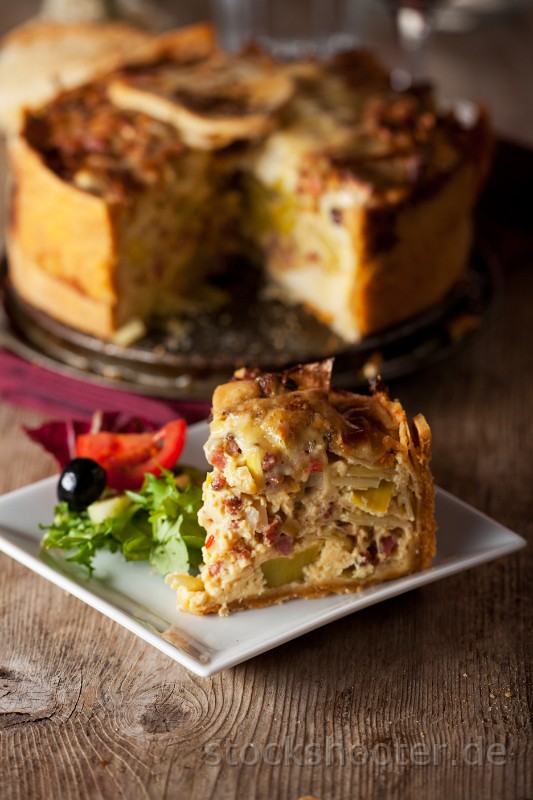 _MG_5249_quiche_stueck.jpg - fresh quiche lorraine on a wooden board