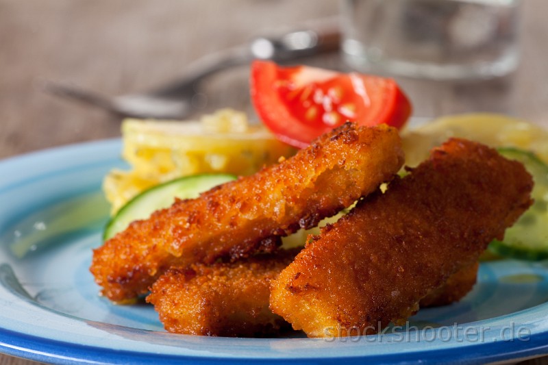 _MG_5290_ff.jpg - fish fingers and potato salad