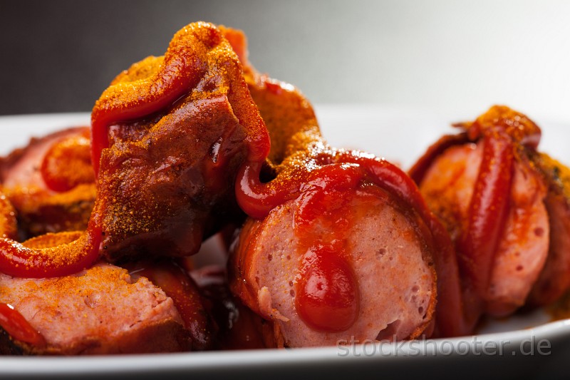 _MG_6759_cw.jpg - closeup of a german curried sausage