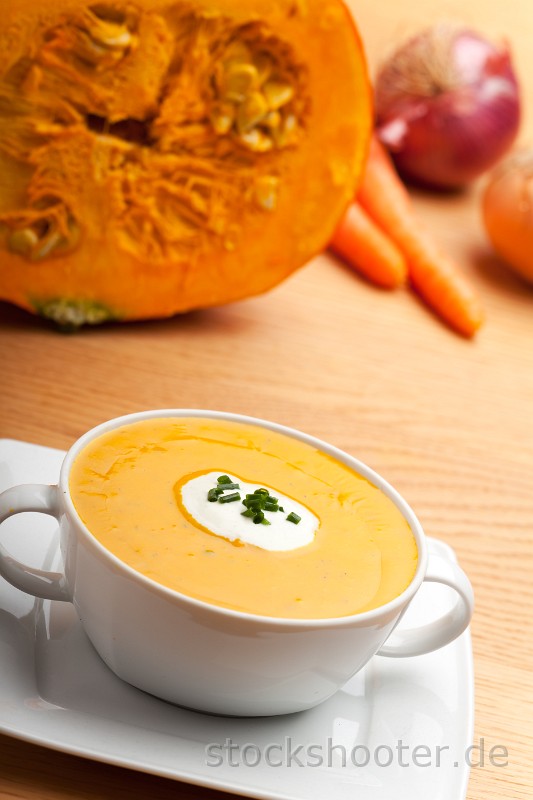 _MG_7352_pumpkinsoup.jpg - KÃ¼rbissuppe in einer weiÃen Schale