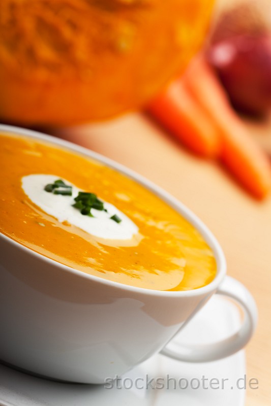 _MG_7354_pumpkinsoup.jpg - Kürbissuppe in einer weißen Schale