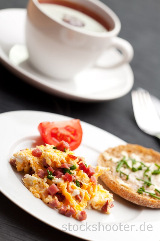 _MG_7404_ruerhrei.jpg - scrambled eggs and ham cubes on a white plate