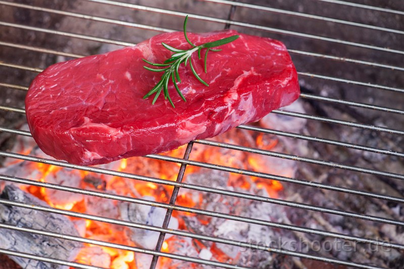 _MG_9749_grill_raw.jpg - rohes Steak auf dem Grill