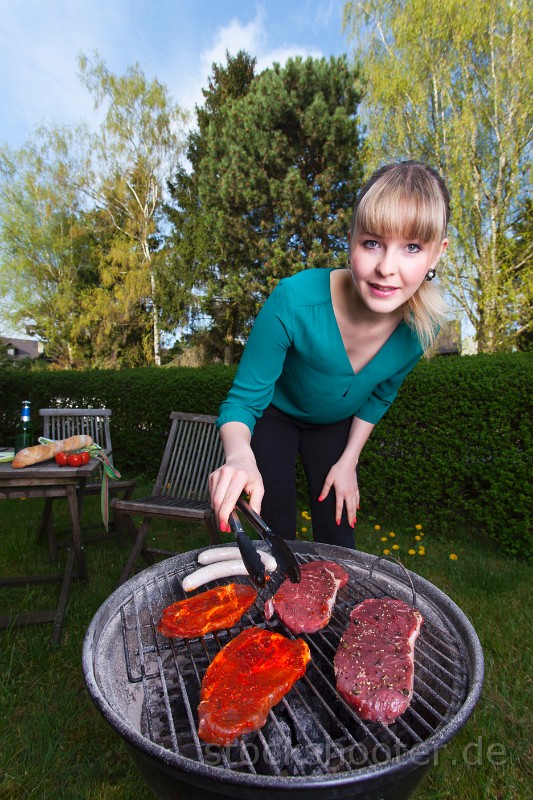 _MG_0533_grill.jpg - woman and a barbecue