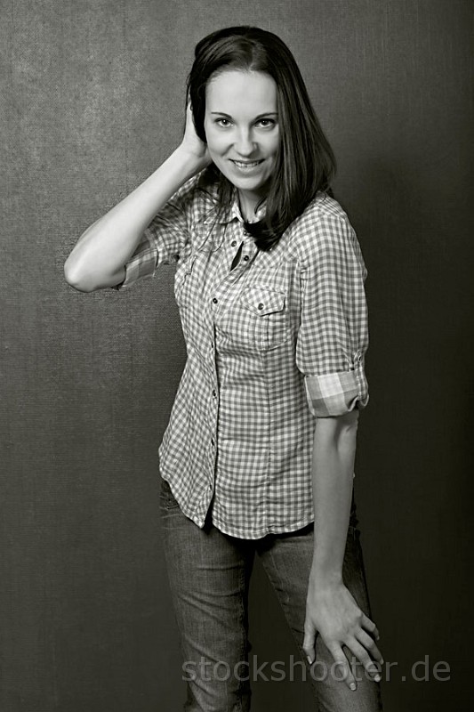 _MG_2168_wall_mk_sw.jpg - woman wearing a shirt on red background