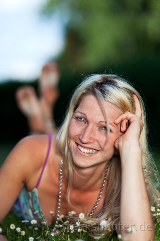 _MG_5377_grass.jpg - young woman in a summer dress on a lawn