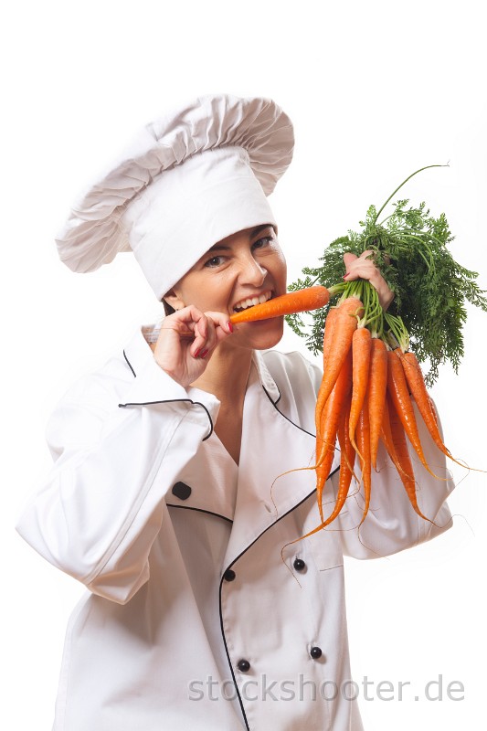 _MG_9301_carrot.jpg - Köchin mit frischen Karotten auf weiß