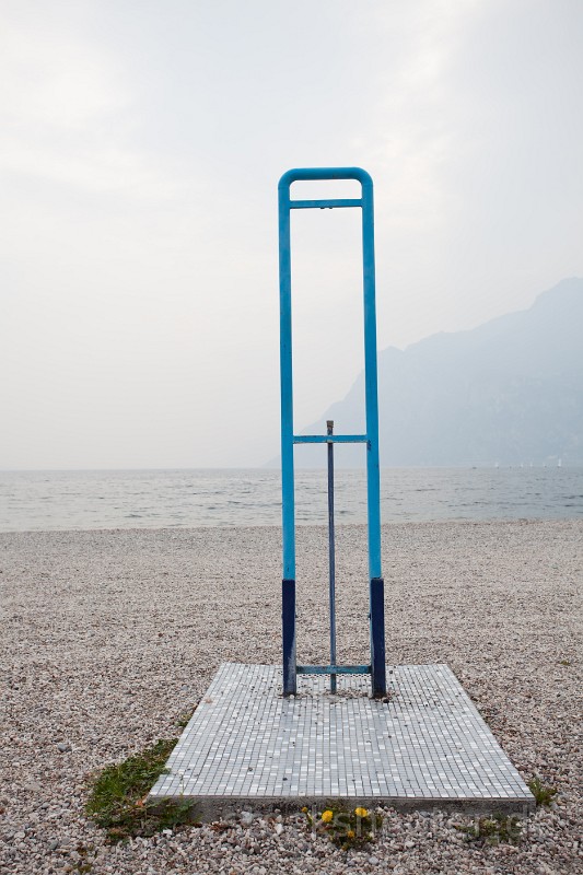 _MG_4194_showerlago.jpg - shower on lake garda in italy on a calm day