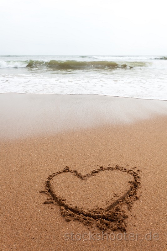 _MG_5243_sand_heart.jpg - drawing in the sand