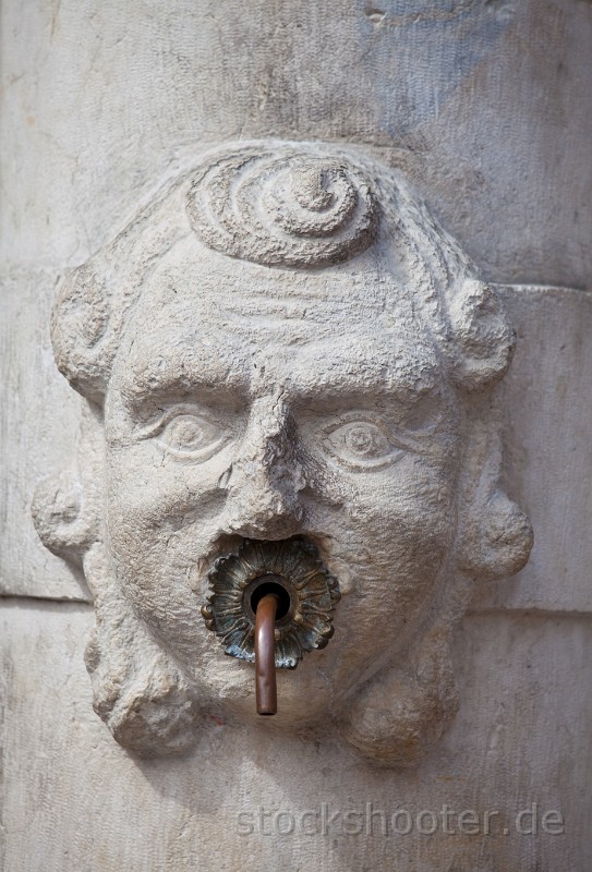 _MG_2853_wasserspeier.jpg - mittelalterlicher Wasserspeier mit fließendem Wasser