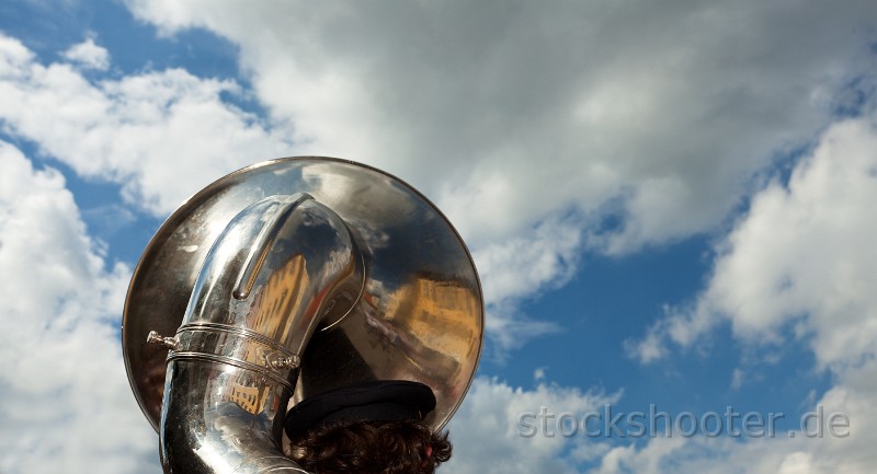 _MG_6799_tuba.jpg - Tuba im Freien an einem bewölkten Tag