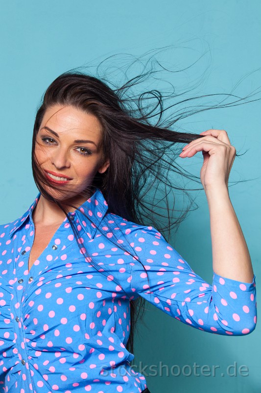 _MG_0280_dots_wind.jpg - woman with a dotted blouse