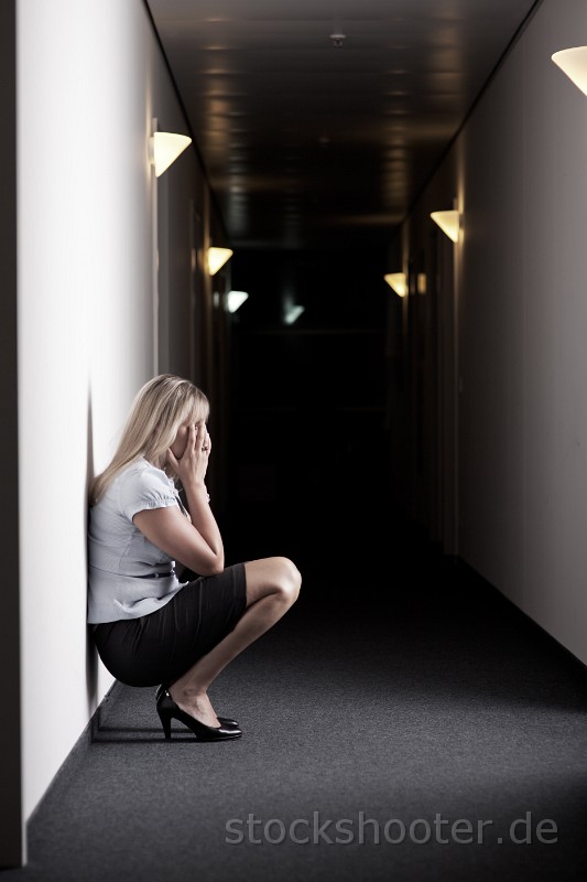 _MG_2468_despair.jpg - crying business woman in an office