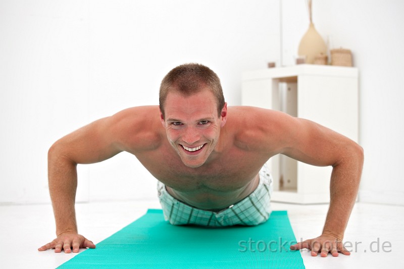 _MG_5513_pushup.jpg - junger Mann macht Liegestütze auf einer grünen Matte