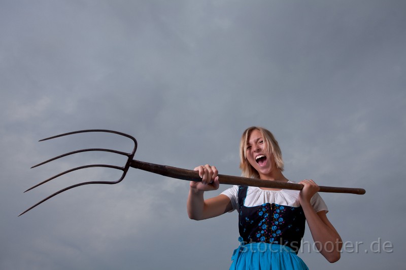 _MG_6314_angryfarmer.jpg - wütendes bayerisches Mädchen mit einer Mistgabel