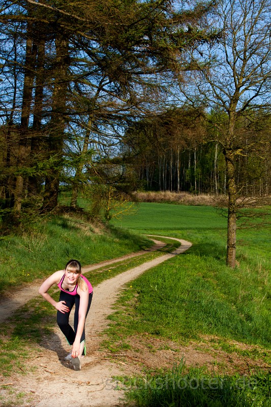 _MG_0584_stretch.jpg - woman jogging